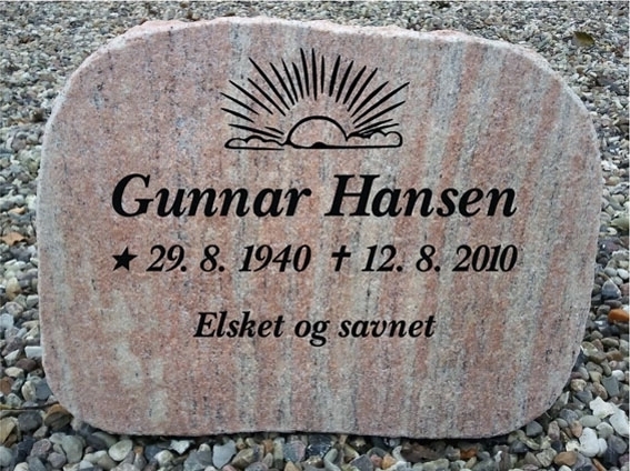 Urnesten ca. 40x50cm med navn og udsmykning