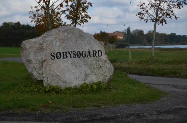 Natursten med logo til Statsfængslet Søbysøgård beliggende i Årslev i Faaborg - Midtfyn kommunepå Fyn | Stenhugger Fyn