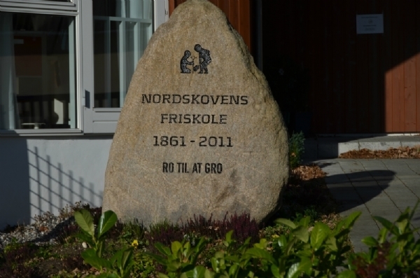 Gårdsten med tekst til Nordskovens Friskole
