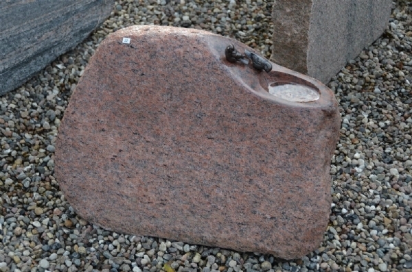 Gravsten med fuglebad fra Stenhugger Fyn