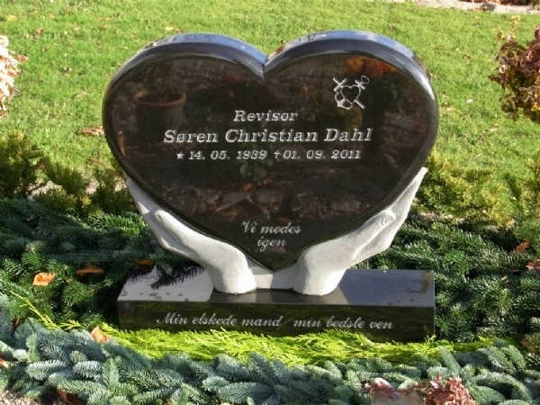 Hjerte gravsten båret af hænder fra Stenhugger Fyn