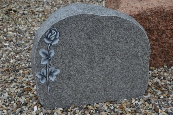 Gravsten med rose · Stenhuggeri Fyn