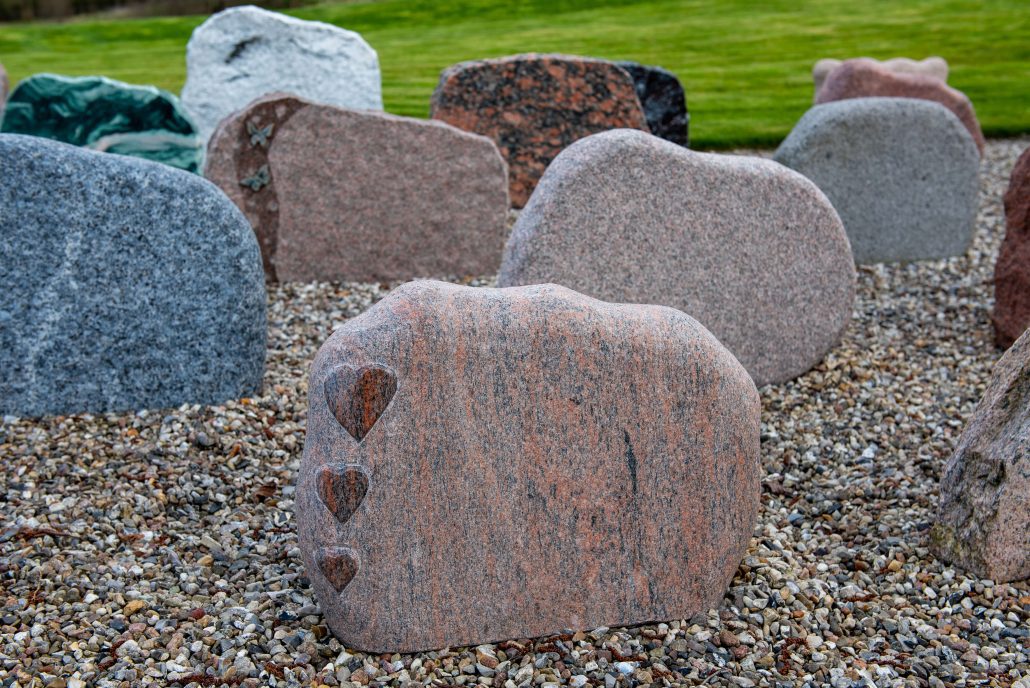 Gravsten med dekorationer fra din Stenhugger på Fyn