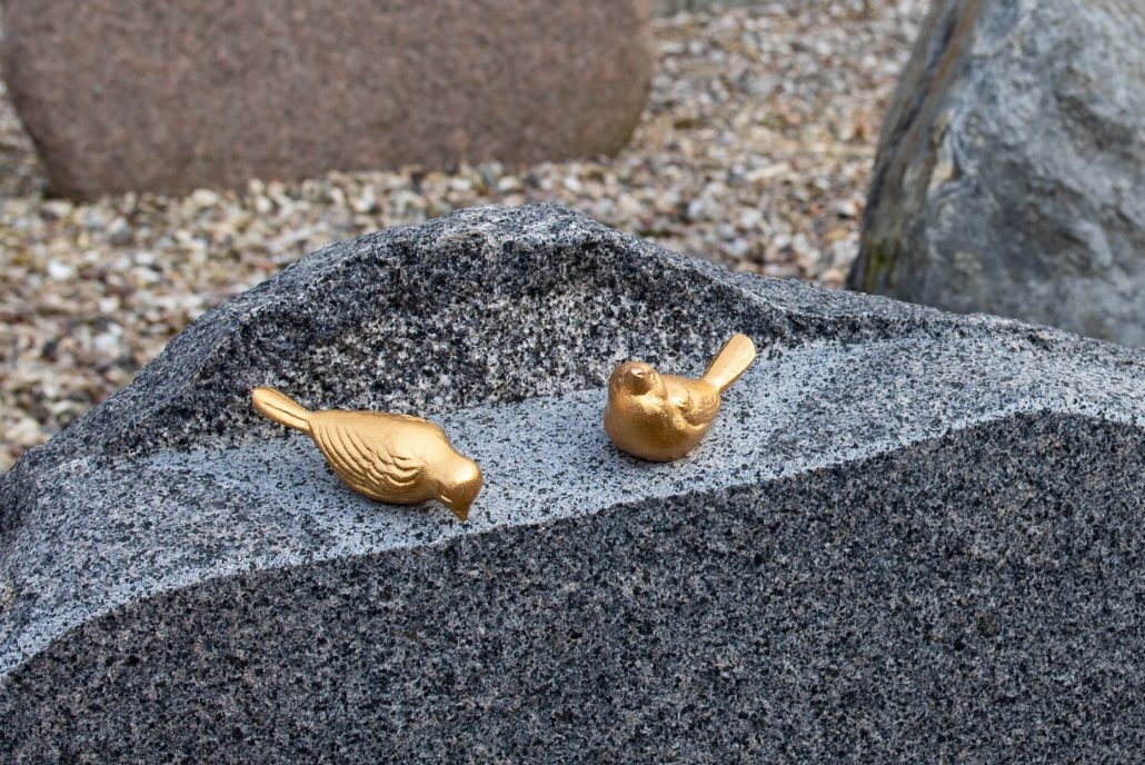 Personlig udsmykning og fuglebad på Gravsten