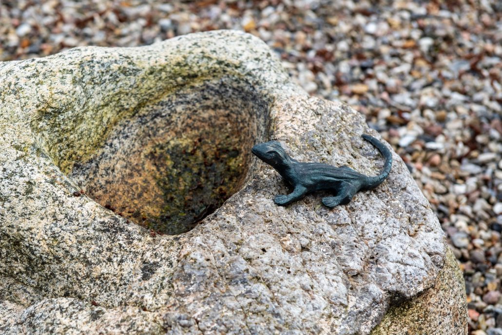 Gravsten med fuglebad