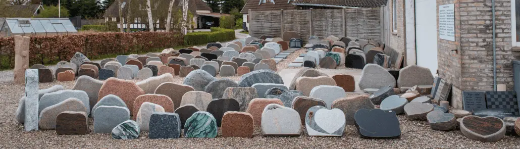 Stort udvalg af gravsten som kan findes hos Stenhuggeren